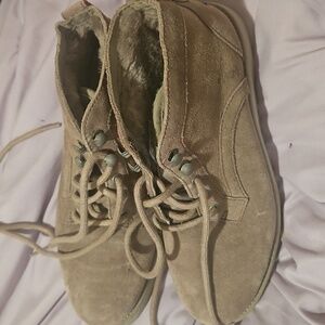 Ugg shoes size 7.5 tan.